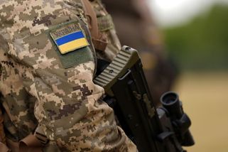 Nepokoje na Ukrajině: Civilisté ve Lvově převrátili vůz s „verbíři“ do armády, ukazují záběry