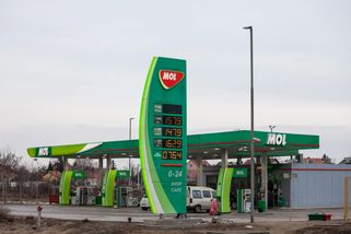 Dvojí ceny benzinu v Maďarsku: Češi platí o 8 Kč víc za litr, Orbánův strop už jednou narazil