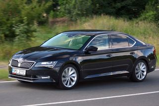 Test nejrychlejší ojeté škodovky: Superb III 2.0 TSI by vás měl zajímat víc než diesel. A dá se koupit za zlomek původní ceny - Garáž.cz