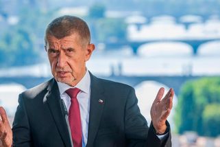 "Rozumíte tomu, milé děti?" Emotivní Babiš útočil na oponenty a uklidňoval své voliče