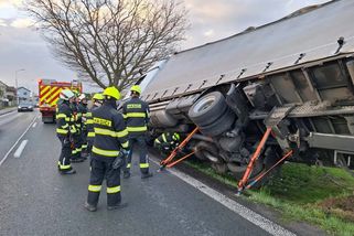 Extrémní budíček v Blešně. Kamion zboural plot, řidič se z kabiny vyškrábal sám a bez zranění