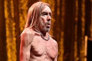 Iggy Pop se na koncertě svlékl. Fanoušci viděli tělo poznamenané divokým životem