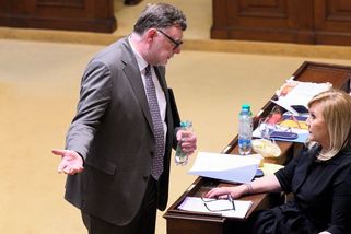 Krátkozraké kejkle, tepala Schillerová Stanjuru. Teď dělá totéž - Seznam Zprávy