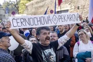 Drsné výhrůžky prezidentovi i poslankyním. Na autory míří obsáhlé trestní oznámení