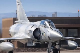 Video: Francouzský Mirage 2000 zaútočil na ruské pozice. Letěl těsně nad zemí, a pak tvrdě udeřil