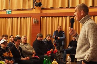 Energie budou levné, bydlení bude levné. Babiš rozjel kampaň v zaplněném kulturáku v Třinci - Novinky