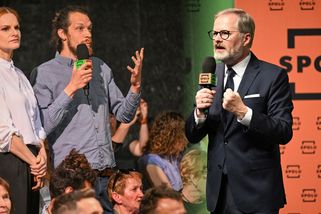 Vyhrocená debata Petra Fialy: Domovnice Pazderková brala lidem mikrofon – eXtra.cz