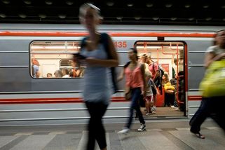 Glosa: Cestující v MHD zabírají čím dál víc místa. Jak to? - Seznam Zprávy