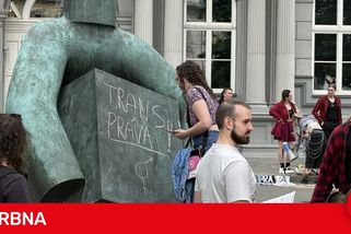 FOTO: Jednou nohou v Rusku? V Brně protestovali proti zásahům do práv trans lidí