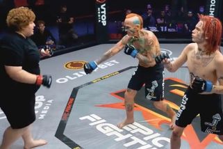 Ruské MMA nemá dno. Proti ženě poslali do klece 75letého důchodce a jeho 18letého vnuka