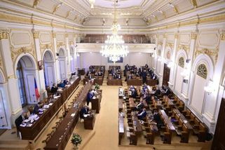 Sněmovna po hodinách obstrukcí přerušila jednání o hlasování poštou