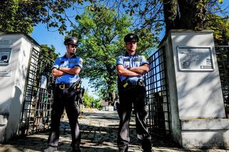 Hřbitov v Lánech se otevřel. Zkoumání ostatků Jana Masaryka potrvá měsíce - Seznam Zprávy