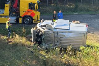 Dodávka na Rokycansku vyletěla z dálnice a spadla z mostku. Dva mrtví - Novinky
