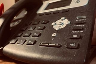 prahain.cz/zivot-ve-meste/nesnasim-kdyz-mi-nekdo-vola-ucetni-otevrene-popsala-proc-ji-vadi-telefonovani-26050.html?utm_source=www.seznam.cz&utm_medium=seznam_distribuce&utm_campaign=lide