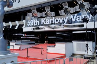 Karlovarský filmový festival končí. Hvězdy přijíždějí na červený koberec, nechybí Stellan Skarsgård - Novinky