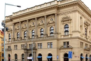 Hledá se nový majitel Národního domu na Vinohradech. Zlevnil o stovky milionů - Seznam Zprávy