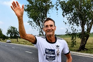 Mysleli si, že při ultramaratonu umře, ale 61letý farmář ho vyhrál. K závodu nastoupil v holínkách - Médium.cz