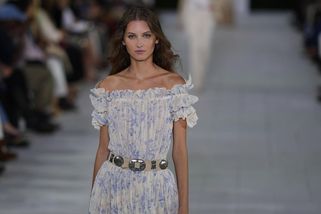 Elegantní a sofistikované módě neodzvonilo. Důkazem je přehlídka Ralpha Laurena - Novinky