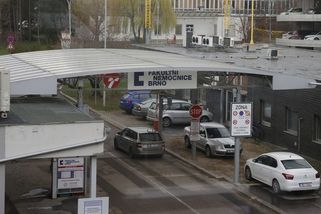 Muži se u brněnské nemocnice pohádali při parkování. Došlo i na najíždění autem - Novinky