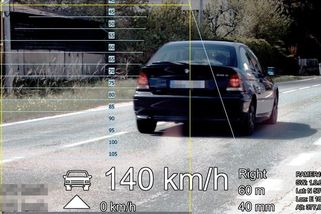 Dvacetiletý řidič v tmavém BMW jel v obci 140 km/h. Vezl dvě dívky - Novinky