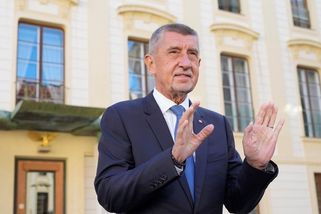 Kvůli tenisovému loktu hraje levačkou: Babiš na kurtu s dcerou Vivien