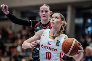 Takovou čtvrtinu moc nepamatuju, přiznal trenér. Češky sice odvrátily blamáž, ale s MS se loučí jasnou prohrou - Sport.cz