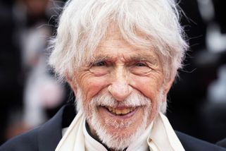 Herec a slavný blondýn Pierre Richard. V 92 letech dál natáčí filmy a vyrábí vlastní víno - Médium.cz