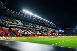 Peklo na Letné pro Juráska. Před debutem ho tribuny nepříjemně přivítaly