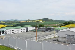 Doživotně odsouzený vrah si stěžoval na Mírov. Teď tam chce zpátky