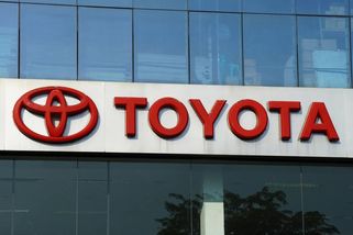 I Toyota. Automobilový gigant se začíná odvracet od ideologie LGBTQ+ - Echo24.cz