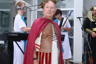 Petr Janda zase překonal sám sebe. Na zahradu si přivezl velblouda, hada i čtyři svalovce