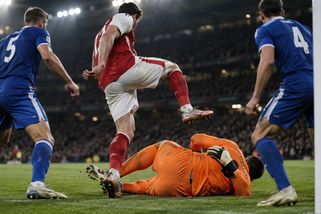 Chorý fauloval, přesto vyžebral penaltu. Pak kopl do hlavy brankáře – měl být vyloučen? - Médium.cz