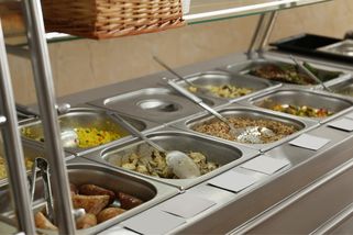 Školní jídelny na dietě? Nová vyhláška hrozí katastrofou, kterou nikdo nespočítal - Médium.cz