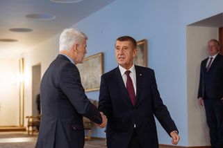 Ten rozdíl nemohl být větší. Jak se Babiš a Pavel ukázali lidem před nástupem do letadel