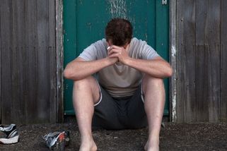 Muži hromadně páchají sebevraždy a svět stále dělá, že to nevidí - Médium.cz