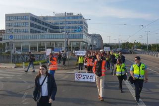 Policie jde po ekologických extrémistech, které tlačilo auto v Praze. Porušili zákon i dohodu - Novinky