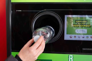 Jak bude vypadat povinné zálohování PET flašek a plechovek: Nestrhávejte etiketu, radí ministr