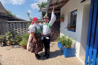 Vedra nevedra, účastníci folklorního festivalu oblékli kroje. Několik vrstev nohavic, punčoch či šátků - Novinky