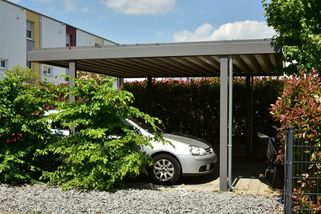 Ministerstvo spustilo dohled nad malými stavbami na zahradách. Problém je i přístřešek na auto bez stavebního povolení