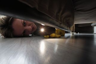 Skladujete pod postelí boty, oblečení nebo dokumenty? Možná si tím zbytečně zhoršujete spánek.