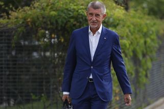 Ještě o víkendu se smál a oddával novomanžele: Teď Andrej Babiš leží s covidem. Co mu lidé vzkázali? - Super.cz