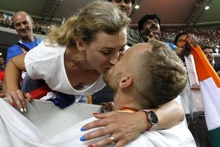Objetí od šampiona, slzy při gratulaci od manželky. Jediná ví, co pro to dělám, říká Vadlejch - Sport.cz
