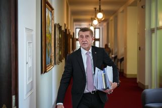 Jak vypadá moderní premiér? Se stohem papírů v podpaží