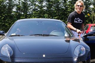 Pavel Nedvěd a auta: Na Spartu jezdíval Škodou Favorit, pak se ale zamiloval do poněkud exkluzivnější značky - Garáž.cz