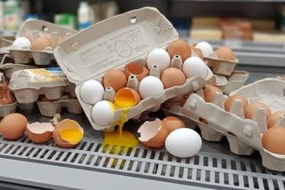 Takhle se k potravinám chovají Češi, zuří slušní zákazníci! Rozbitá vejce v regálech i rozházené oblečení