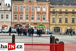 prahain.cz/politika/rakusan-prijel-za-volici-do-rodneho-kolina-privitalo-ho-temer-liduprazdne-namesti-22172.html?utm_source=www.seznam.cz&utm_medium=seznam_distribuce&utm_campaign=lide