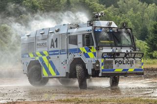 Policie má novou parádní stříkačku Tatra Force. Je extrémně hlučná, požáry ale hasit nebude - Garáž.cz