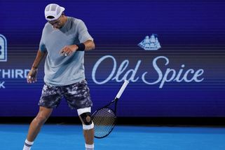 Chodil jako robot, podával druhou rukou. Tenista bojoval s křečemi a pohádal se s fyzioterapeutem - Sport.cz