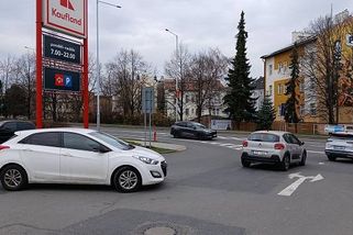 Nebezpečný výjezd z Kauflandu v Krnově: město chystá změny, silničáři nikoliv