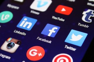 Odposlouchává vás telefon během konverzace a cílí dle toho reklamy? Ne, ale propojuje vaše aplikace - Médium.cz